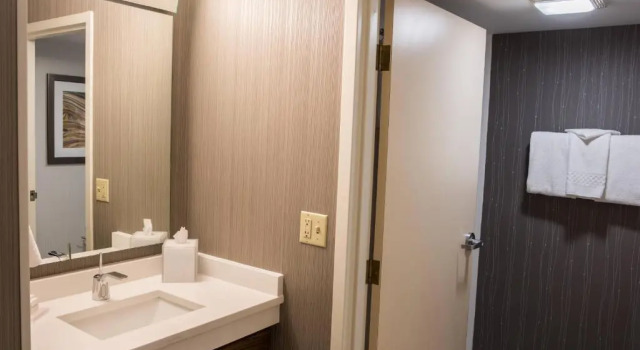 Четырёхместный номер Standard Courtyard by Marriott Norwich