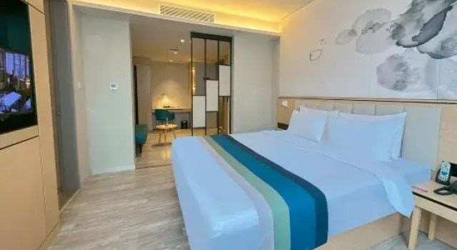 Люкс Home Inn Plus (Kunming Tongde Square Wanhong Road)