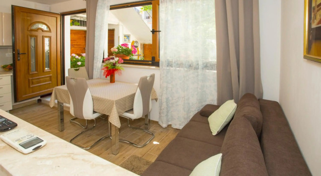 Apartment Lenka- Split, Prenota Appartamento Splitska 