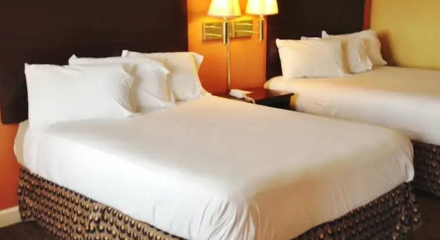Четырёхместный номер Standard с балконом Americas Best Value Inn & Suites Greenwood