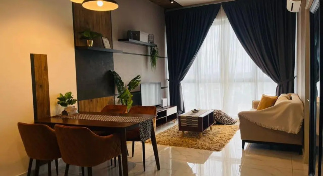Люкс Deluxe Zulanie Suite Troika Residence, SPACIOUS AND COZY WITH POOL, Free Wifi & Netflix in Golden Triangle of Kota Bharu