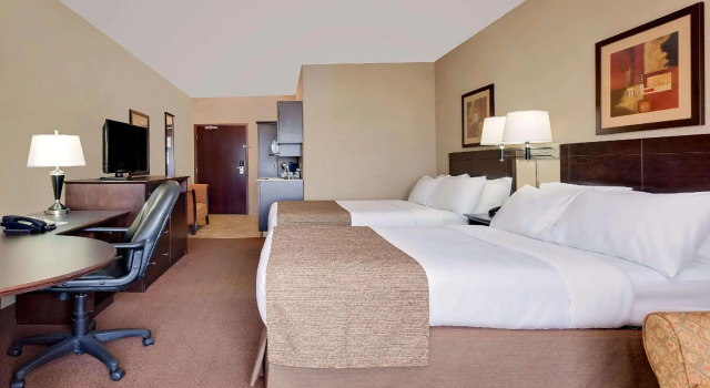 Четырёхместный номер Standard Ramada by Wyndham Stettler