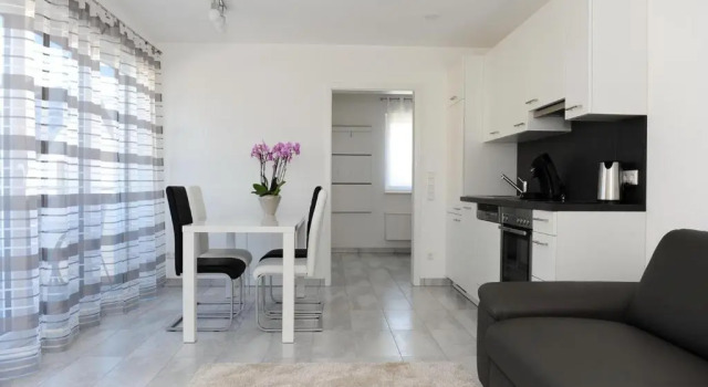 Ferienwohnung am Zeppelin Hangar, Забронировать Отель Бизнес-отели Фридрихсхафен, 4* 5*