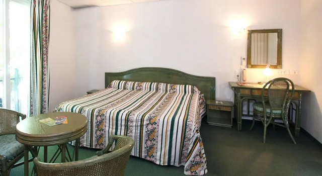 Hôtel Le Robinson, Book Hotel Hoteller i Rhône-Alps med parkering, Parkering