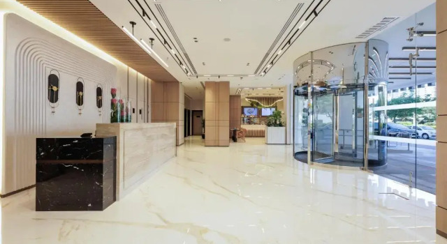 Отель Holiday Inn Dubai Village Circle