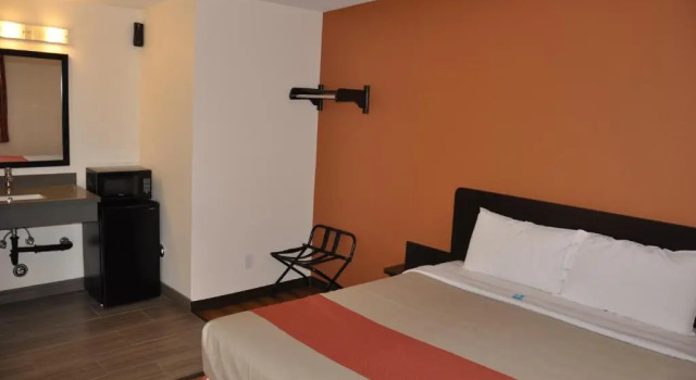 Номер Deluxe Motel 6 Maple/Main