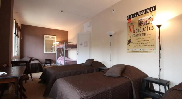 Кровать в общем номере Gite Le Relais Saint Michel