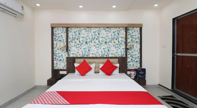 OYO 28182 Hotel Panchatala Palace, Забронировать Отель Мирзапур штат Уттар-Прадеш