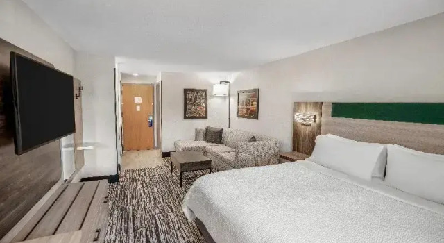 Люкс с видом на озеро Holiday Inn Express & Suites Hayward by IHG
