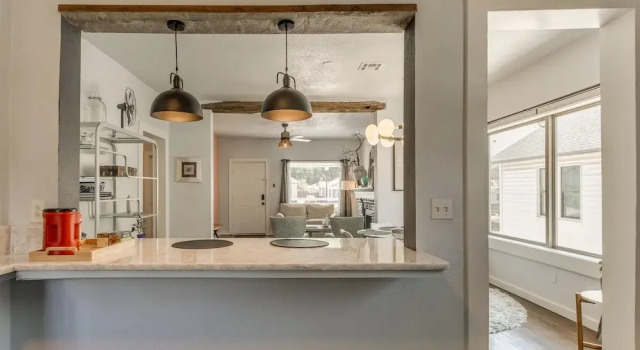 2BR Stylish Retreat in Midtown, Забронировать Дом для отпуска Оклахома-Сити Оклахома, рядом с Выставочный центр State Fair Park
