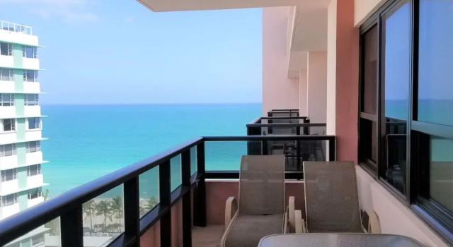 Апартаменты Alexander 1618 2 Bedroom Apts by RedAwning