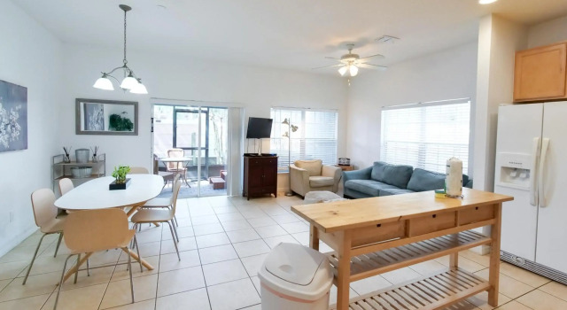 5Br 3Bath Private Townhome 13min Disney 1496ft, Rezerwuj Hotel Kissimmee Kissimmee