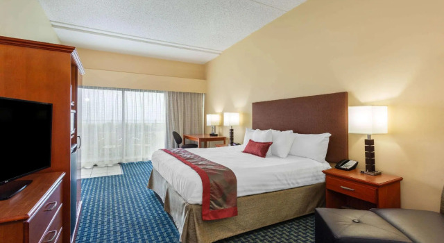 Двухместный номер Accessible Standard с видом на океан Ramada Plaza by Wyndham Virginia Beach Oceanfront