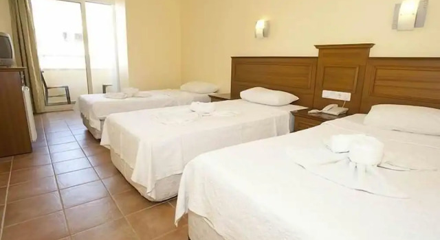Трёхместный номер Standard с балконом Miray Hotel