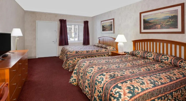Четырёхместный номер Standard Super 8 by Wyndham Traverse City