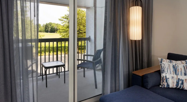 Четырёхместный номер Standard с балконом Courtyard Edison Woodbridge