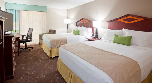 Четырёхместный номер Standard с видом на бассейн Best Western Plus Willmar
