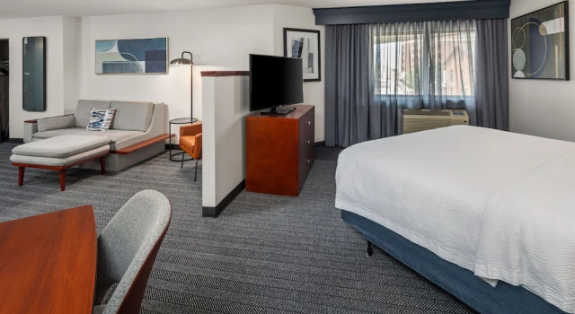 Люкс Courtyard by Marriott La Crosse
