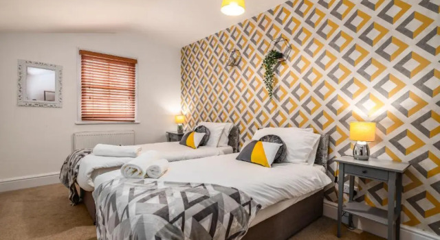 Spacious Contractor House for Large Groups - Private Parking, Забронировать Отель Нортгемптон Нортгемптоншир, рядом с Church of the Holy Sepulchre