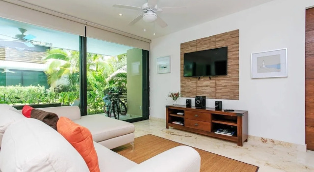 Poolfront Tulum Condo! Near Mayan Ruins & Beach by Stella Rentals, Rezerwuj Hotel Hotele w Quintana Roo z parkingiem, Parking