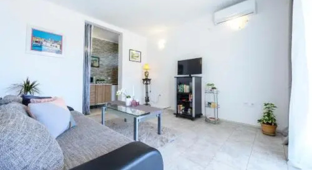 Lorelai Apartments