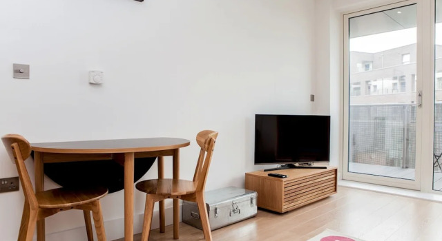 Colourful Modern Brixton 2 Bed with Balcony