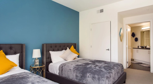 Апартаменты Luxurious 2BD & Den Hollywood Apartment