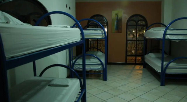 Postel ve společném pokoji a výhledem Alajuela Backpackers