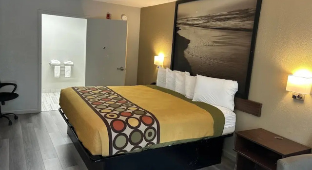 Двухместный номер Standard с балконом Super 8 by Wyndham Fayetteville