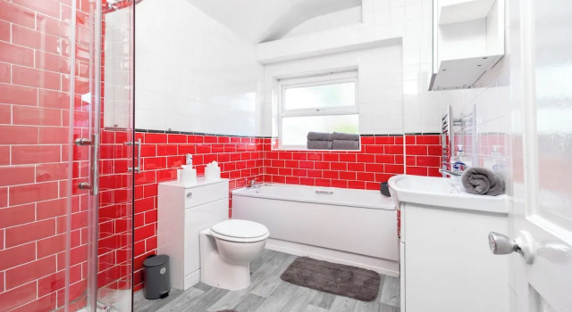 Коттедж Spacious 2 bed House With Free on Street Parking