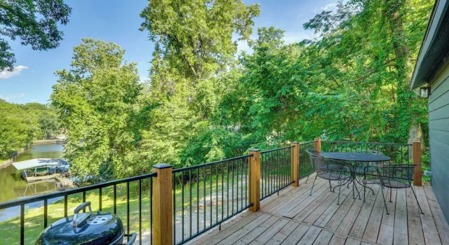 Коттедж с 2 комнатами Waterfront Escape: Ozarks Home + Guest House!