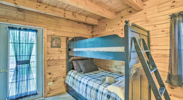 Resort Cabin w/ Fire Pit: Golf, Hike and Play!, Varaa Lomakeskus Lomahotellit kohteessa Michigan, Lomakeskus