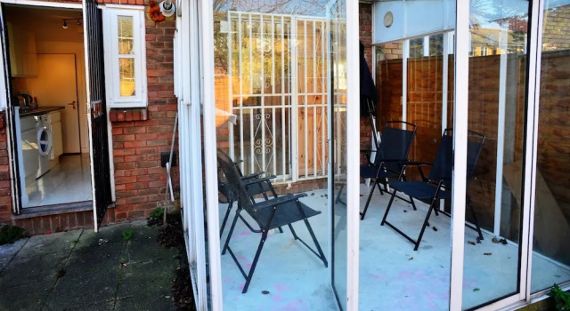 London ExCel 3Bed House Sleeps 6 - Car park for 2, Забронировать Дом для отпуска Коттеджи Лондона, рядом с Здание The Crystal, Коттедж
