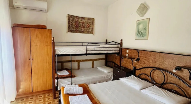 Четырёхместный номер Classic с балконом и с видом на море Hotel Holiday