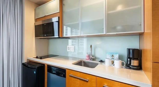 Stunning Ala Moana 1BR W Balcony & Mountain/city Views, Забронировать Апарт-отель Апарт-отели Гонолулу, рядом с Гавайский музей армии США, Апарт-отель