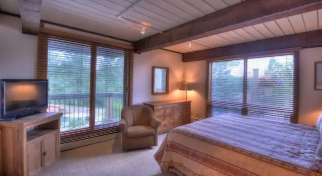 Comfortable And Convenient Ski In, Ski Out 4 Bedroom Condo In Snowmass Village, Забронировать Отель Сноумасс-Виллидж Горнолыжный курорт Аспен-Сноумас, рядом с Krabloonik Dogsled Rides