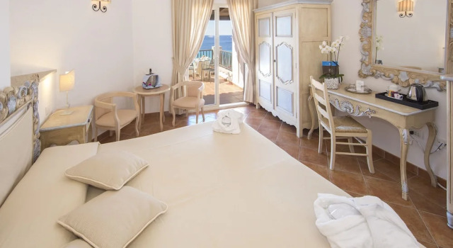 Трёхместный номер Deluxe с балконом и с видом на море COLONNA GRAND HOTEL CAPO TESTA, a Colonna Luxury Beach Hotel, Santa Teresa Sardegna
