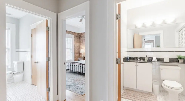Red Door Apartment 2.0 ~ Heart Of D-twn ~ Lovesac, 예약 아파트 Downtown Greenville 그린빌