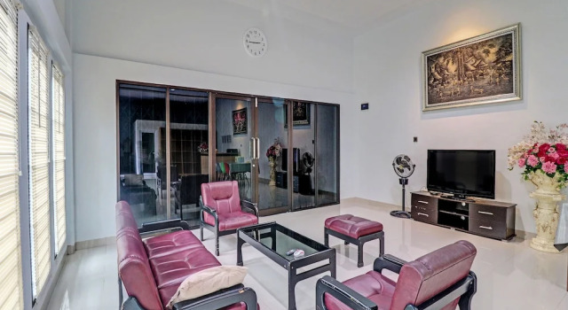 OYO 92057 Reny Kost Syariah
