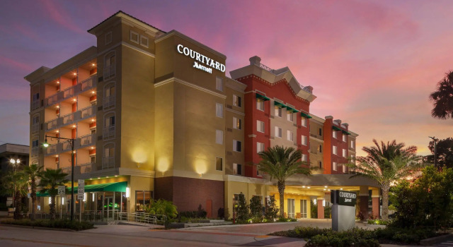 Двухместный люкс с видом на город Courtyard by Marriott DeLand Historic Downtown