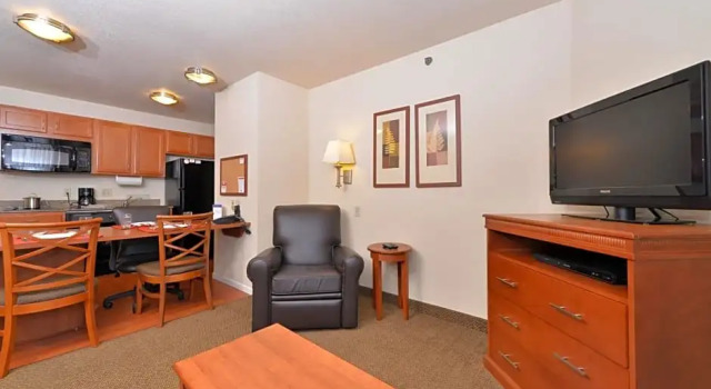Suite 1 sypialnia Candlewood Suites Springfield