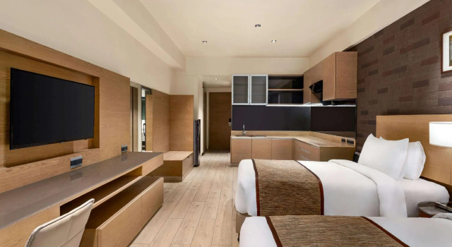 Люкс Deluxe с 2 комнатами с балконом и с красивым видом из окна Wyndham Ahmedabad Shela
