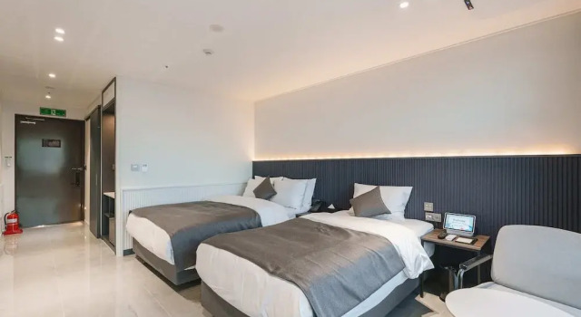 Двухместный номер Premier с балконом и с видом на город Hotel Costa Siheung Geobuksum