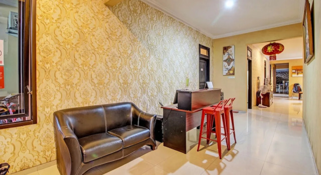 Collection O 91666 Meyli Guesthouse, Prenota Hotel Hotel a Cilacap con parcheggio, Parcheggio