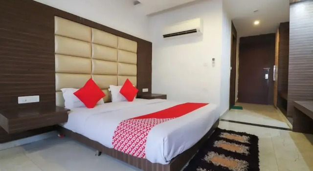 City Club & Hotels by OYO Rooms