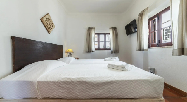 J - Bedroom 1 in Casa do Farol, Varaa Hotelli Lagos Albufeira