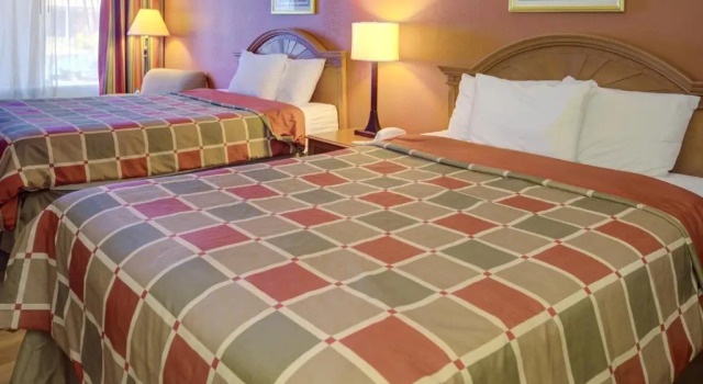 Четырёхместный номер Standard Econo Lodge Sevierville-Pigeon Forge on the River
