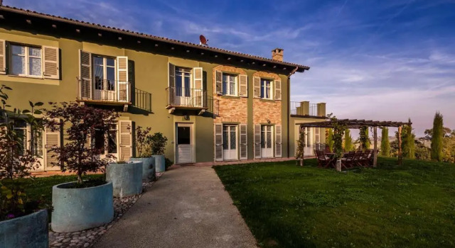 Casale Dell'acero Rosso 10, Book Hotel Canelli Piedmont