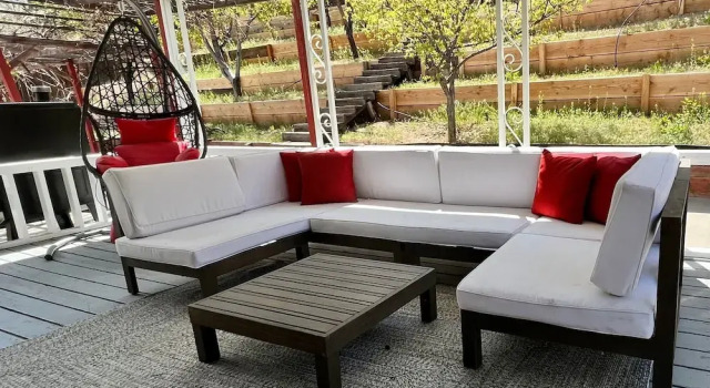 Коттедж DT Reno - Classy Vacation Home w Backyard Patio