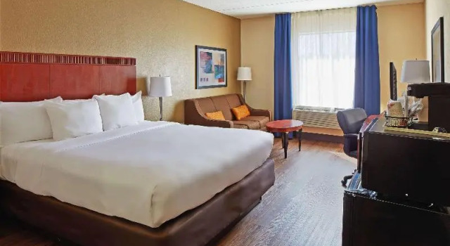 Номер Standard Comfort Suites Outlet Center